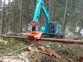 林業プロセッサー（造材機械）による作業
